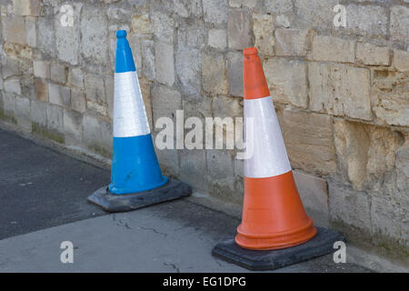 Traffico coni su un marciapiede in Oxford Foto Stock