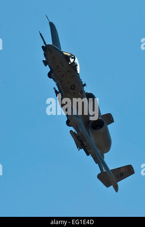 Un U.S. Air Force A-10 Thunderbolt II attacco a terra di aeromobili con gli Stati Uniti Air Force Scuola di armi scende un AGM-65 missile Maverick durante un vicino il supporto aereo missione di formazione oltre il Nevada Test e campo di addestramento NTTR sul Sett. 23, 2011. Stati Uniti Air Force armi scuola gli studenti partecipano a molte Combat training missioni oltre l'NTTR durante il periodo di sei mesi, laureato-livello istruttore corso tenuto presso la Base Aerea Militare di Nellis. Tech. Sgt. Michael R. Holzworth Foto Stock