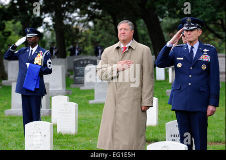 FFSecretary della Air Force Michael Donley e Air Force capo del personale gen. Norton Schwartz di pagare i loro aspetti Ott 3, 2011, presso il Cimitero Nazionale di Arlington, Virginia, durante la full-onori del funerale di pensionati Il Mag. Gen. Giovanni Alison. Alison era un eroe di guerra e padre fondatore dell'aria ForceÕs forze per le operazioni speciali, aver servito con il Flying TigersÕ settantacinquesimo Fighter Squadron e il 1° aria Gruppo di commando durante la Seconda Guerra Mondiale. Tech. Sgt. Raymond Mills Foto Stock