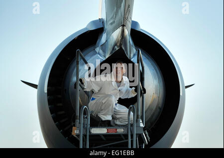 Un U.S. Air Force C-17 Globemaster III maintainer ispeziona i velivoli motori durante una prontezza operativa di valutazione, di Gulfport, Miss., Ottobre 27, 2011. Membri della 437th Airlift Wing, Base comune, Charleston S.C., hanno preso parte il minerale, che è stata messa in scena fuori di Gulfport. Il minerale è destinato a valutare la base comune Charleston è la sua capacità di assumere la lotta al nemico" e misurare obiettivamente l'efficacia delle missioni. Foto Stock