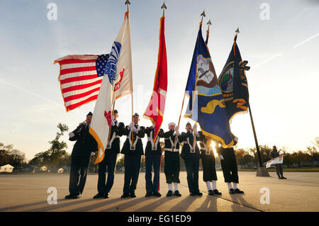 Gli Stati Uniti Comando strategico in onore posti di guardia i colori prima che conduce Offutt Air Force Base, Neb., i membri e il locatario di unità nel 2011 veterani parata del giorno a Bellevue, Neb., nov. 5, 2011. Centinaia di militari membri avviare la parata annuale in cui le persone si radunano per pagare i loro rispetti a quelli che prestano servizio nelle forze armate. Josh Plueger Foto Stock