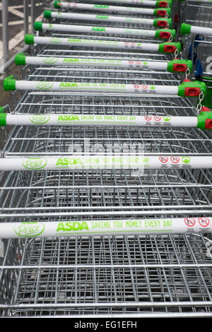 La linea di carrelli della spesa al di fuori del supermercato Asda a Shrewsbury, Shropshire, Regno Unito Foto Stock