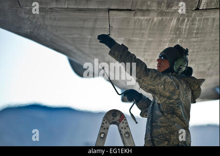 Stati Uniti Air Force Staff Sgt. Courtney Helm, un settimo Manutenzione aeromobili squadrone di propulsione aerospaziale artigiano, esegue le ispezioni di preflight su un Air Force B-1 Lancer bombardiere aeromobile 7 dicembre, 2011, DURANTE GLI STATI UNITI Air Force armi missione scuola esercizio occupazione presso la Base Aerea Militare di Nellis Nev. Airman 1. Classe Matteo Lancaster Foto Stock