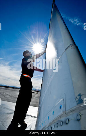 Stati Uniti Air Force Senior Airman Bryan Burke, un 104th Fighter Wing capo equipaggio con il Massachusetts Air National Guard, conduce una post-controllo di volo su un U.S. Air Force F-15E Strike Eagle fighter aircraft durante la bandiera rossa 12-2 presso la Base Aerea Militare di Nellis Nev., Gennaio 24, 2012. Red Flag è un combattimento realistico esercizio di formazione che coinvolgono le forze aeree degli Stati Uniti e dei suoi alleati, incluse le unità dal Nevada, Colorado, South Dakota, Louisiana, Utah, California, Massachusetts, Oklahoma, Corea del Sud e Arabia Saudita. Airman 1. Classe Daniel Hughes Foto Stock