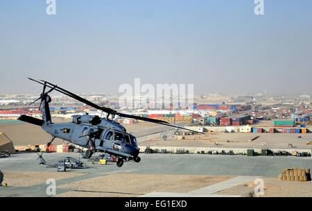 Un U.S. Air Force HH-60G Pave Hawk elicottero da 26 Salvataggio Expeditionary Squadron ERQS esegue una missione a Camp Bastion, Afghanistan, Febbraio 5, 2012. Il ventiseiesimo ERQS complimenti la loro personale tradizionale missione di recupero con evacuazione medica operazioni in Afghanistan del comando regionale sud-ovest. Senior Airman Tyler Placie Foto Stock