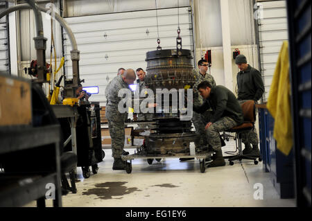 Stati Uniti Air Force propulsione aerospaziale avieri dall'Air National Guard il centottantesimo Fighter Wing installare la tredicesima tappa le lame su un U.S. Air Force F-16 Fighting Falcon Fighter Aircraft Engine Feb 12, 2012, a Toledo, Ohio. Master Sgt. Jeremy Lock Foto Stock