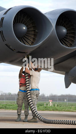 Stati Uniti Air Force Airman 1. Classe Kwann Peters,a sinistra e il Senior Airman Bryan Turner, sia con il ventesimo Manutenzione aeromobili unità, scollegare un tubo flessibile del polverizzatore pneumatico da un U.S. Air Force B-52H Stratofortress bomber motore aeronautico a Barksdale Air Force Base, La., 6 marzo 2012. Il carrello pneumatico è utilizzato per avviare un solo motore, che a sua volta avvia il resto dei motori del velivolo. Airman 1. Classe Benjamin Gonsier Foto Stock