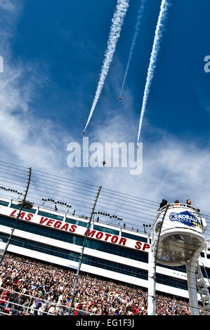 Gli Stati Uniti Air Force aria squadrone di dimostrazione, il Thunderbirds, sorvolare il Las Vegas Motor Speedway durante le cerimonie di apertura della NASCAR Sprint Cup Series Kobalt Tools 400 gara Marzo 11, 2012. Quest anno segna il trentesimo stagione lo squadrone ha eseguito negli Stati Uniti Air Force F-16 Fighting Falcon, Air Force del premier multi-ruolo di aerei da combattimento. Airman 1. Classe Daniel Hughes Foto Stock