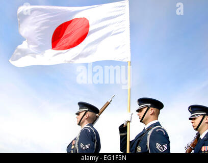 United States Air Force Guardia d'onore ai membri portano la bandiera del Giappone durante un albero ciliegio piantagione cerimonia, Aprile 5, 2012, a base comune Anacostia-Bolling, Washington D.C. Ichiro Fujisaki, ambasciatore giapponese per gli Stati Uniti ha parlato dell'amicizia tra Stati Uniti e Giappone durante la cerimonia. Senior Airman Steele Britton Foto Stock