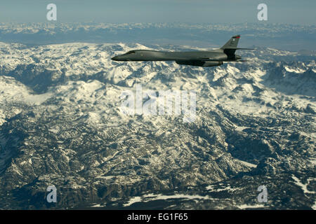 Un U.S. Air Force B-1 Lancer bombardiere velivolo vola fuori l'ala di un KC-135 Stratotanker antenna aerei di rifornimento durante la fase di contatto la formazione in Western Wyoming il 10 aprile 2012. Il B-1 è con la trentaquattresima Bomb Squadron fuori Ellsworth Air Force Base, S.D., e il KC-135 è con la Utah Air National Guard's 151st Air Refuelling ala. Master Sgt. Benjamin Bloker Foto Stock