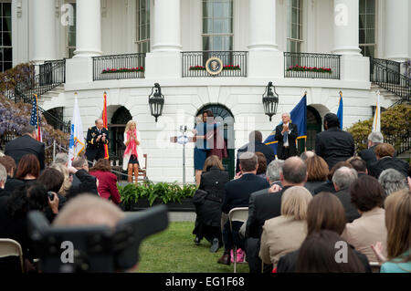 Cadet terza classe Moranda Hern, Air Force Academy del sophomore, riceve un abbraccio dalla First Lady Michelle Obama dopo Hern ha parlato in occasione del primo anniversario di unire le forze cerimonia sulla south lawn della Casa Bianca, 11 aprile 2012. Tech. Sgt. Jess D. Harvey Foto Stock