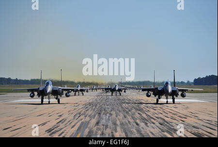 Stati Uniti Air Force F-15E Strike Eagle figher aeromobili del 4° Fighter Wing eseguire un "Elephant Walk" come essi taxi giù la pista durante una Turchia Shoot missione di formazione su Seymour Johnson Air Force Base, N.C., Aprile 16, 2012. L'ala generato quasi 70 velivoli di distruggere più di mille bersagli su gamme di bombardamenti in tutto lo stato per commemorare il 4th la vittoria su la Luftwaffe Aprile 16, 1945. Il personale di volo sono assegnati al 4° Fighter Wing's 333rd, 334th, 335th, e 336a Fighter Squadrons. Da Staff Sgt. Elizabeth Rissmiller Foto Stock