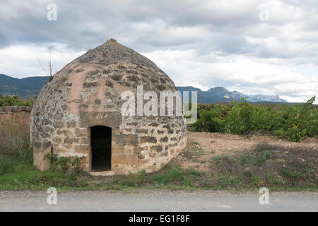 Un Guardavina o vigna shelter in rioja Spagna. Un edificio in pietra per un corniciaio a riparo Foto Stock