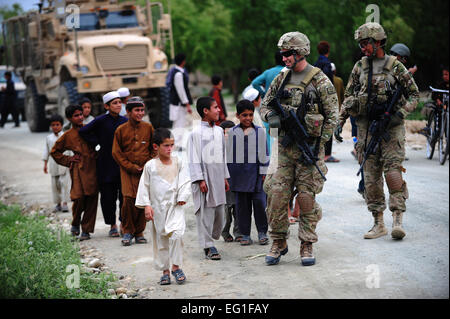 Stati Uniti Air Force Capt. Hans Winkler e 1Lt. Pettie Jasamine parlare ai bambini di Aprile 19, 2012, nella provincia di Laghman, Afghanistan. Il aviatori sono assegnati a Laghman Prevential Reconstruction Team dove contribuiscono a incrementare il governo locale infrastrutture nella provincia di Laghman. Winkler è assegnato al 633rd ingegnere civile squadrone a base comune Langley-Eustis, Virginia, e Pettie è assegnato al del sessantesimo ingegnere civile squadrone a Travis Air Force Base in California Tech. Sgt. DeNoris A. Mickle Foto Stock