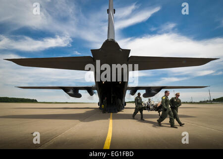 Avieri offload manichini del paziente da un Kentucky Air National Guard C-130 Hercules aeromobili cargo Aprile 27, 2012, durante un critical care il trasporto aereo team corso di formazione a Fort Campbell, Ky. Il CCATT corso è progettato per fornire aria forza dottori, infermieri e terapisti respiratori con immersione totale nella cura di gravi lesioni ai pazienti. Il Mag. Dale Greer Foto Stock