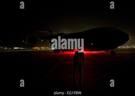 Stati Uniti Air Force Airman 1. Classe Stephen Swift, un loadmaster con il 816th Airlift Expeditionary Squadron, esegue il pre-controlli di volo e di avviamento del motore in una località segreta nel sud-ovest Asia, 4 maggio 2012. Il C-17 è uno dei due di rialimentazione dell'antenna le piattaforme utilizzate da parte del governo degli STATI UNITI Forze Aeree Aria Mobilità divisione. Nel 2011 il processore AMD diretto il gocciolamento di oltre 58,000 fasci comprendenti più di 80 milioni di sterline di forniture fondamentali al personale nel austero avamposti di combattimento. Foto Stock