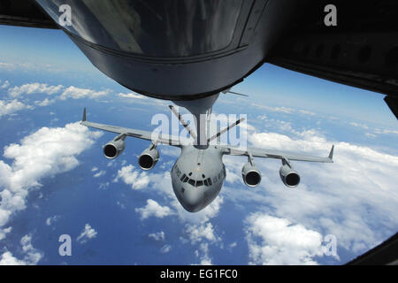 Un U.S. Air Force C-17 Globemaster III aeromobili cargo si prepara a collegare ad un KC-135 Stratotanker antenna aerei di rifornimento durante un rifornimento di aria missione di formazione sopra il Pacifico il 4 maggio 2012. La missione è stata anche un occasione per ROTC cadetti dall'Università delle Hawaii per ottenere un assaggio del militare operativo come parte di un incentivo di volo. Il C-17 è con il 535th Airlift Squadron a base comune Harbor-Hickam perla e il K-135 è con le Hawaii Air National Guard's 203rd Refuelling Squadron. Il personale Sgt. Nathan Allen Foto Stock