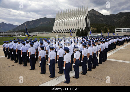 Gli Stati Uniti Air Force Academy cadet linee ala il terrazzo durante il 9/11 ghirlanda di cerimonia di posa e silenziosa sfilata in Colorado Springs, Colo., Settembre 11, 2012. La cortesia Air Force Academy Foto Stock