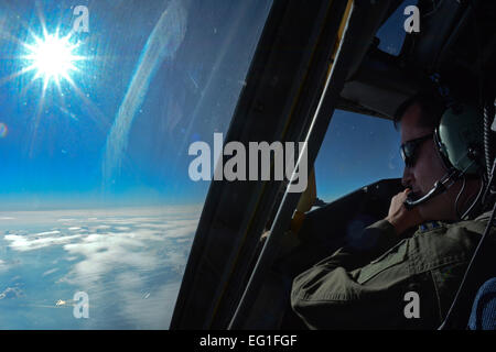 Il cap. David Clark, 351Air Refuelling Squadron pilota da St. Clair Shores, Mich si affaccia una finestra mentre si è in volo un KC-135 Stratotanker Giugno 24, 2014, in Germania. Clark e il suo equipaggio supportato tre missioni in un giorno, aerei per il rifornimento in uno spazio disponibile di viaggio e Istituto di medicina aeronautica esercitazione di evacuazione. Senior Airman Michea Anthony Foto Stock