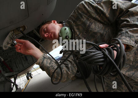 Airman 1. Classe Jacob Kaiser conduce una ispezione pre-volo su una KC-135R Stratotanker a base comuneGuire-Dix Mc-Lakehurst, N.J., nov. 18, 2012. Il Kaiser è un capo equipaggio con il 108th ala, New Jersey Air National Guard. Master Sgt. Riferimento C. Olsen Foto Stock