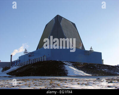 Un/FPS-132: Aggiornato Early Warning radar unità UEWR posizioni: 7° spazio squadrone di avvertimento, Beale AFB, California; xii spazio squadrone di avvertimento, Thule AB, Groenlandia; RAF Fylingdales, U.K. Missione primaria: Missile avvertenza Ñ consente il rilevamento, attacco avvertire- ing e valutazione di attacco di mare-lanciato missili balistici e ICBMs lanciato contro il western Foto Stock