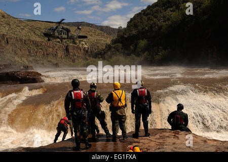 Pararescuemen preparare per immettere le rapide durante la loro rapida acqua salvataggio training su Aprile 10 vicino Davis-Monthan Air Force Base, Ariz. Il pararescuemen sono assegnati per la XLVIII squadrone di salvataggio. Il personale Sgt. Tim Chacon Foto Stock