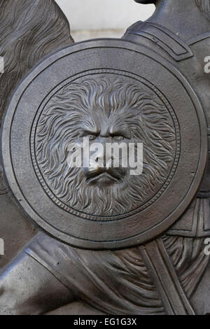 Bronzo soldati romani Lion Shield su porte di Marble Arch della City di Londra Foto Stock