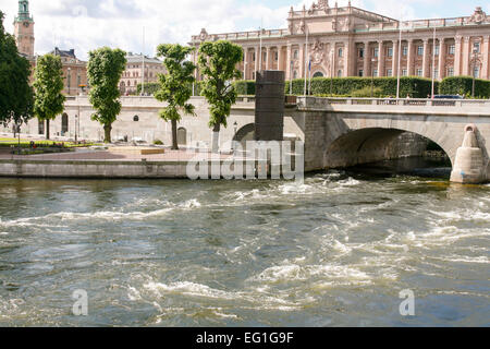 Ponte di Stoccolma. Mare tempestoso sotto il ponte Foto Stock