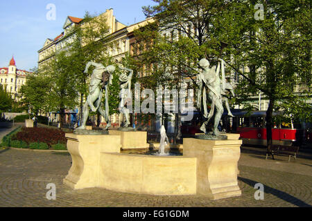 Fontana e il Monumento musicisti in Praga. La fontana si trova nel parco tra i vecchi edifici e la città è quella turistica Foto Stock