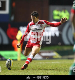 Leicester, Regno Unito. Xiii Febbraio, 2015. Aviva Premiership. Leicester Tigers versus Gloucester Rugby. James gancio (Gloucester) calci la seconda pena. © Azione Sport Plus/Alamy Live News Foto Stock