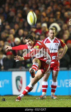 Leicester, Regno Unito. Xiii Febbraio, 2015. Aviva Premiership. Leicester Tigers versus Gloucester Rugby. James gancio (Gloucester) calci la prima sanzione. © Azione Sport Plus/Alamy Live News Foto Stock