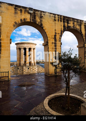 L assedio bell monumento, un Memoriale della Seconda Guerra Mondiale sito in alto Barakka Gardens - Valletta, Malta Foto Stock