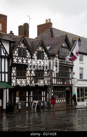 Il Garrick Inn e Harvard casa in un giorno di pioggia, Stratford-upon-Avon, Warwickshire, Inghilterra, Regno Unito Foto Stock