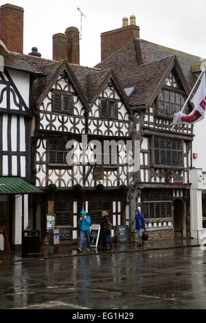 Il Garrick Inn e Harvard casa in un giorno di pioggia, Stratford-upon-Avon, Warwickshire, Inghilterra, Regno Unito Foto Stock