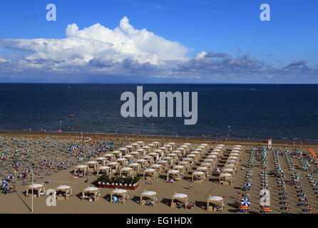 Giornata di sole: vedere e spiaggia con ombrelloni, vista da sopra Foto Stock
