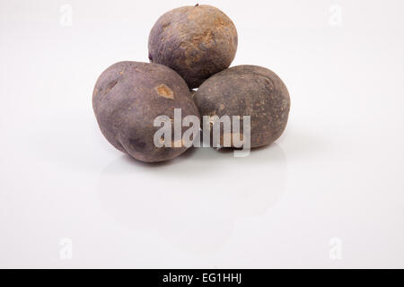 Viola patate Vitelotte. Isolato su sfondo bianco Foto Stock