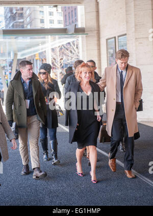 New York, Stati Uniti d'America. Xiii Febbraio, 2015. Il comico Kathy Griffin arriva con il suo entourage alla caduta 2015 Fashion Week mostra in Lincoln Center di New York venerdì, 13 febbraio 2015. Griffin ha assunto che ospita la moda popolare programma di polizia dopo la morte di Joan Rivers. Credito: Richard Levine/Alamy Live News Foto Stock