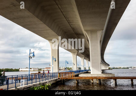 Stuart Florida, Roosevelt Bridge, autostrada segmental bridge attraverso Saint St. Lucie River Water, autostrada Route 1, lato inferiore, visitatori viaggio viaggio viaggio viaggio viaggio t Foto Stock