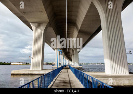 Stuart Florida, Roosevelt Bridge, autostrada segmental bridge attraverso Saint St. Lucie River Water, autostrada Route 1, lato inferiore, visitatori viaggio viaggio viaggio viaggio viaggio t Foto Stock