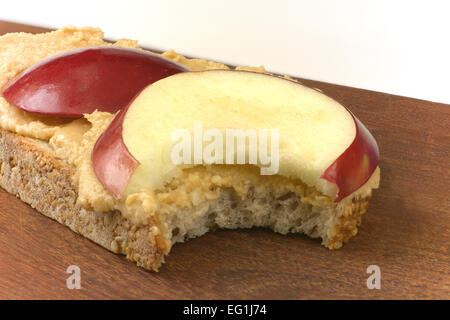 Burro di arachidi e apple faccia aperta sandwich con un morso prese Foto Stock