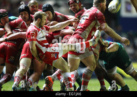 Leicester, Regno Unito. Xiii Febbraio, 2015. Aviva Premiership. Leicester Tigers versus Gloucester Rugby. Gloucester scrum-metà Dan Robson cancella la palla. © Azione Sport Plus/Alamy Live News Foto Stock