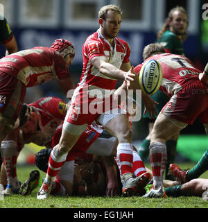 Leicester, Regno Unito. Xiii Febbraio, 2015. Aviva Premiership. Leicester Tigers versus Gloucester Rugby. Dan Robson (Gloucester) riceve la palla lontano. © Azione Sport Plus/Alamy Live News Foto Stock