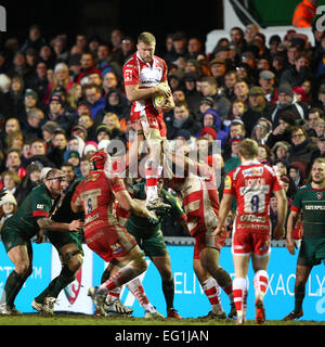 Leicester, Regno Unito. Xiii Febbraio, 2015. Aviva Premiership. Leicester Tigers versus Gloucester Rugby. Ross Moriarty (Gloucester) prende la linea fuori la sfera. © Azione Sport Plus/Alamy Live News Foto Stock