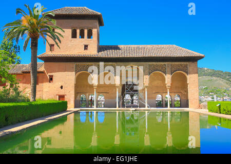 El Partal Palace, portico e piscina (XIV secolo), Alhambra di Granada, Andalusia, Spagna Foto Stock