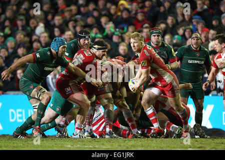 Leicester, Regno Unito. Xiii Febbraio, 2015. Aviva Premiership. Leicester Tigers versus Gloucester Rugby. Matt Kvesic (Gloucester) rompe il linnet. © Azione Sport Plus/Alamy Live News Foto Stock