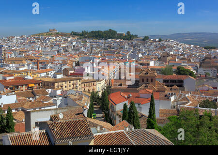 Paesaggio urbano dalla torre di castello, Antequera, Andalusia, Spagna Foto Stock