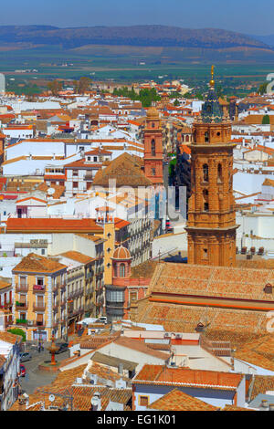 Paesaggio urbano dalla torre di castello, Antequera, Andalusia, Spagna Foto Stock