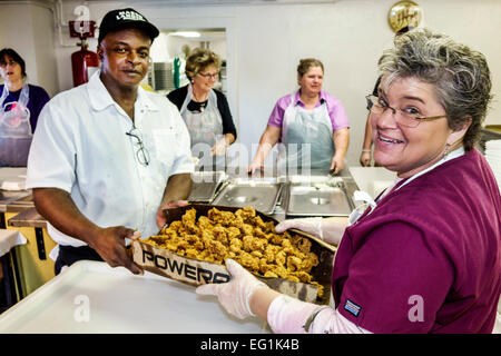 Florida Fellsmere, Fog leg Festival, gator, rana gamba gator coda cene, cuochi, volontari servizio comunità volontariato lavoratori del lavoro di volontariato, te Foto Stock