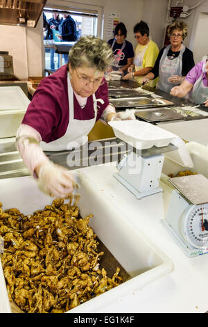 Florida Fellsmere, Fog leg Festival, gator, rana gamba gator coda cene, cuochi, volontari servizio comunità volontariato lavoratori del lavoro di volontariato, te Foto Stock