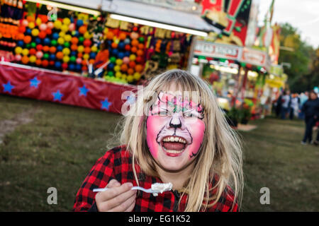 Florida Fellsmere, Fog leg Festival, carnevale, Midway, ragazze ragazza, giovani giovani giovani giovani giovani giovani giovani ragazze bambini bambini bambini bambini, pittura viso, mangiare, io Foto Stock